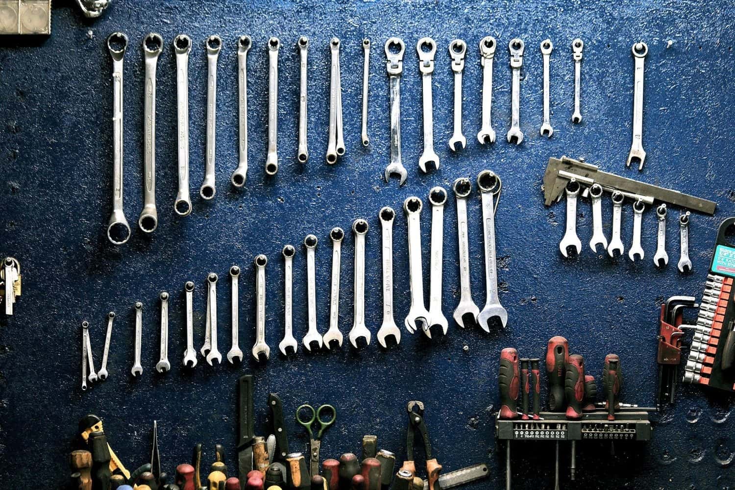 أدوات ورش احترافية معروضة على حائط أدوات يمدار